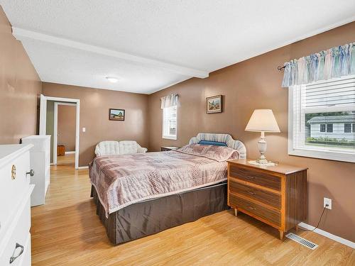 2365 Bossert Ave, Kamloops, BC - Indoor Photo Showing Bedroom