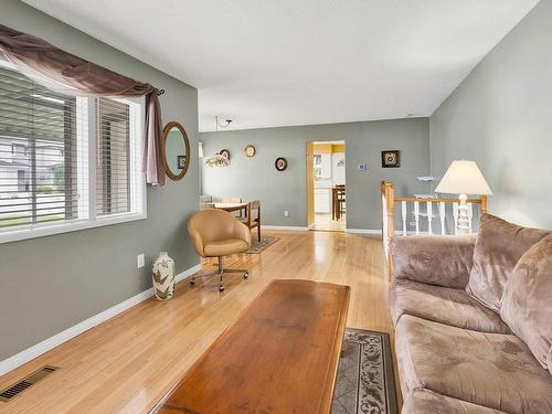 2365 Bossert Ave, Kamloops, BC - Indoor Photo Showing Living Room