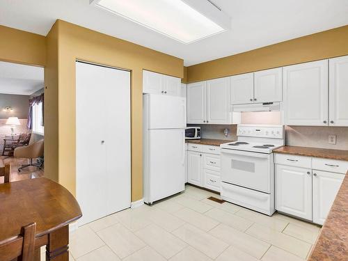 2365 Bossert Ave, Kamloops, BC - Indoor Photo Showing Kitchen