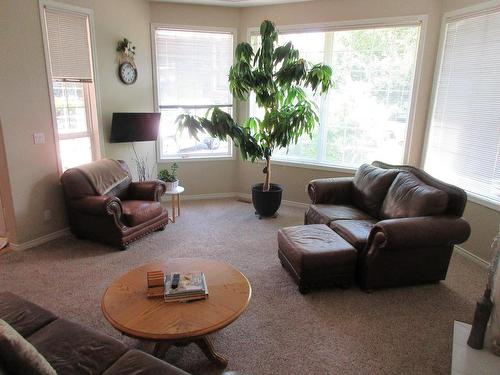 1721 Bann Street, Merritt, BC - Indoor Photo Showing Living Room