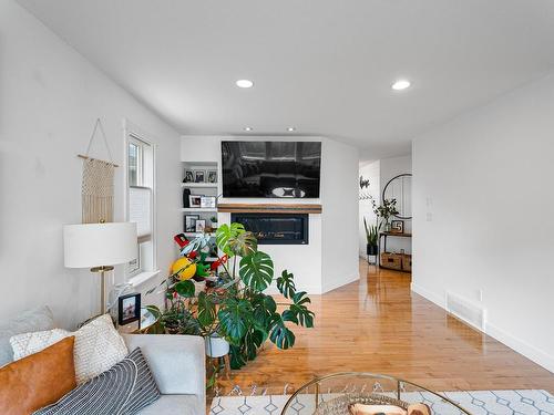 808 Woodrush Crt, Kamloops, BC - Indoor Photo Showing Living Room