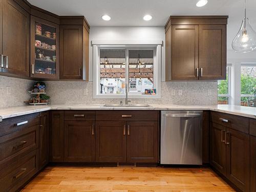 808 Woodrush Crt, Kamloops, BC - Indoor Photo Showing Kitchen With Upgraded Kitchen