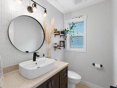 808 Woodrush Crt, Kamloops, BC - Indoor Photo Showing Bathroom