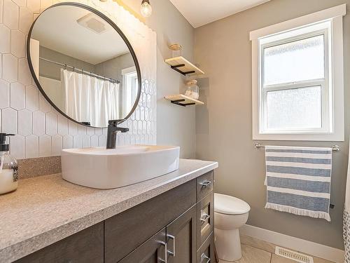 808 Woodrush Crt, Kamloops, BC - Indoor Photo Showing Bathroom