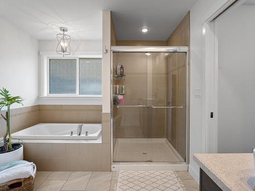 808 Woodrush Crt, Kamloops, BC - Indoor Photo Showing Bathroom