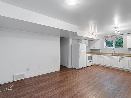 808 Woodrush Crt, Kamloops, BC - Indoor Photo Showing Kitchen