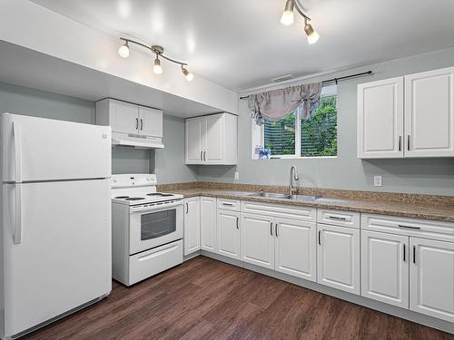 808 Woodrush Crt, Kamloops, BC - Indoor Photo Showing Kitchen With Double Sink