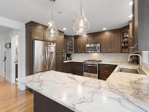 808 Woodrush Crt, Kamloops, BC - Indoor Photo Showing Kitchen With Upgraded Kitchen