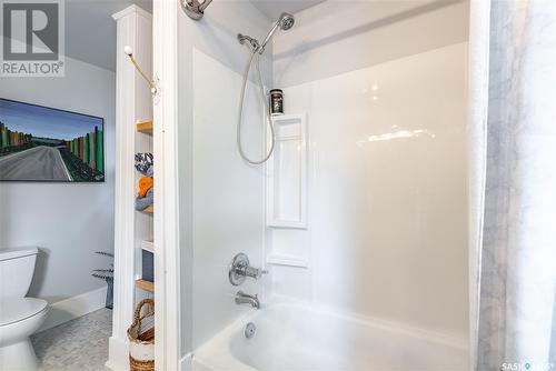 409 D Avenue S, Saskatoon, SK - Indoor Photo Showing Bathroom