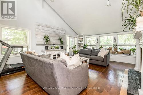 926 Gawley Drive, Midland, ON - Indoor Photo Showing Living Room