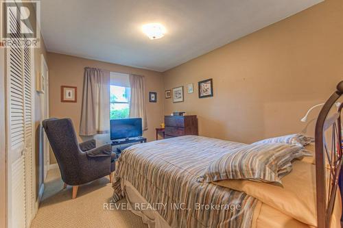 993 Cloverleaf Drive, Burlington, ON - Indoor Photo Showing Bedroom