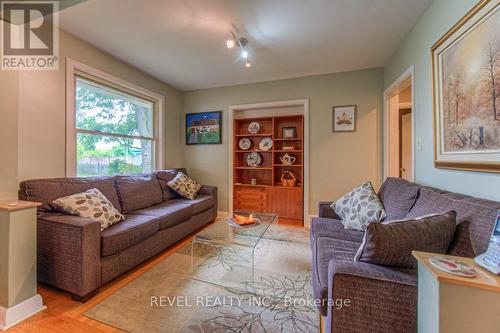 993 Cloverleaf Drive, Burlington, ON - Indoor Photo Showing Living Room