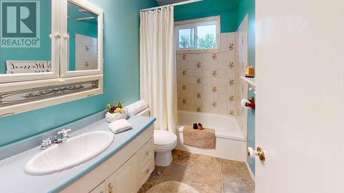 9803 Willow Road, Fort St. John, BC - Indoor Photo Showing Bathroom