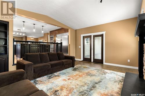 2231 Russell Place, Regina, SK - Indoor Photo Showing Living Room