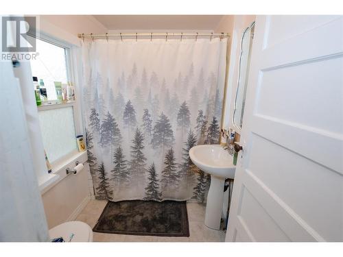 499 Westminster Avenue W, Penticton, BC - Indoor Photo Showing Bathroom