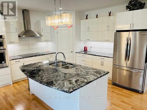 2951 Heardcreek Trail, London, ON - Indoor Photo Showing Kitchen With Double Sink With Upgraded Kitchen