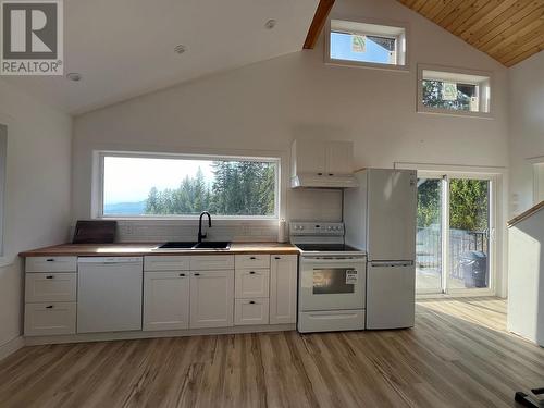 7426 Anglemont Way, Anglemont, BC - Indoor Photo Showing Kitchen With Double Sink