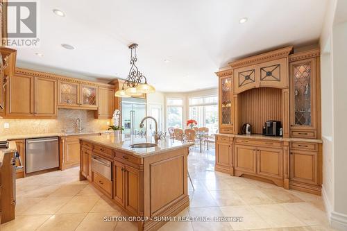 6634 Carriage Trail, Burlington, ON - Indoor Photo Showing Kitchen