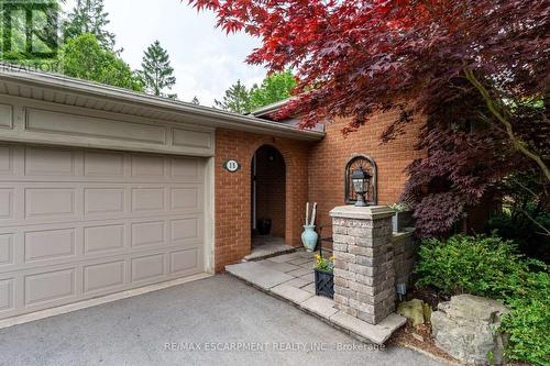 15 Laurendale Avenue, Hamilton (Waterdown), ON - Outdoor