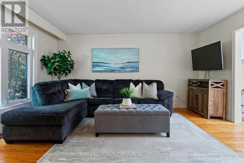 15 Laurendale Avenue, Hamilton (Waterdown), ON - Indoor Photo Showing Living Room