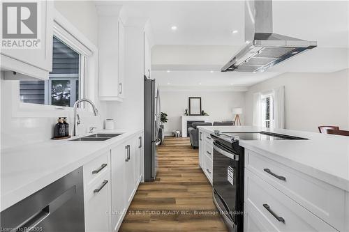 1889 3Rd Avenue, Owen Sound, ON - Indoor Photo Showing Kitchen With Double Sink With Upgraded Kitchen