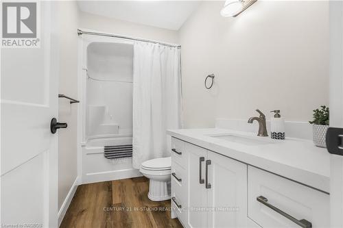 1889 3Rd Avenue, Owen Sound, ON - Indoor Photo Showing Bathroom