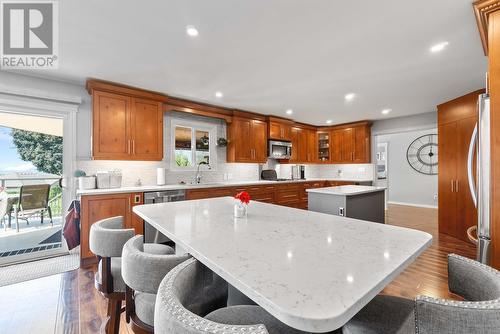 981 16Th Street Ne, Salmon Arm, BC - Indoor Photo Showing Kitchen