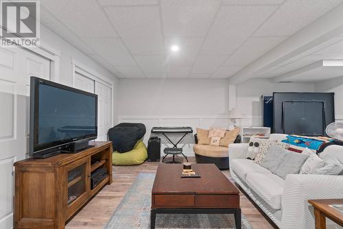 981 16Th Street Ne, Salmon Arm, BC - Indoor Photo Showing Living Room