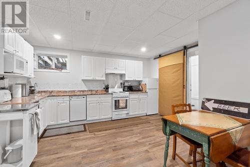 981 16Th Street Ne, Salmon Arm, BC - Indoor Photo Showing Kitchen