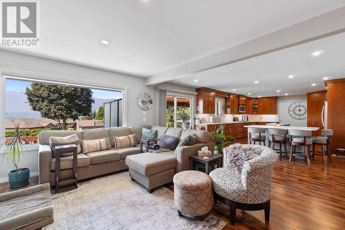 981 16Th Street Ne, Salmon Arm, BC - Indoor Photo Showing Living Room