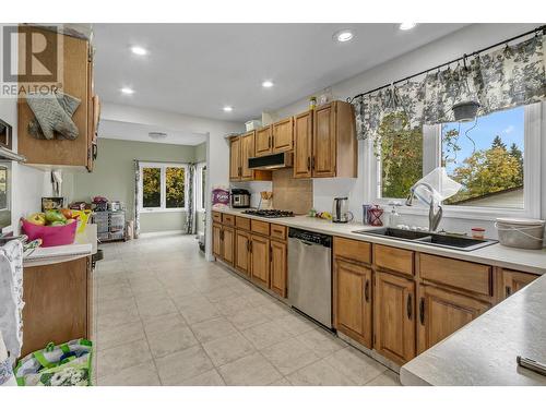 4322 Highland Drive, Prince George, BC - Indoor Photo Showing Kitchen With Double Sink