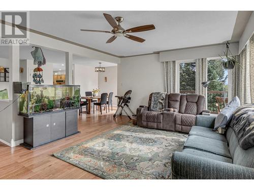 4322 Highland Drive, Prince George, BC - Indoor Photo Showing Living Room