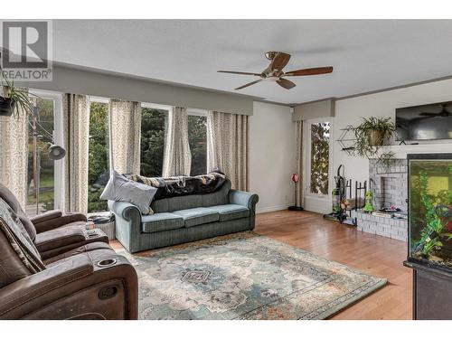 4322 Highland Drive, Prince George, BC - Indoor Photo Showing Living Room