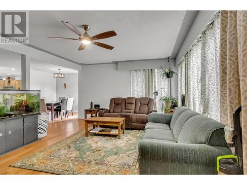 4322 Highland Drive, Prince George, BC - Indoor Photo Showing Living Room