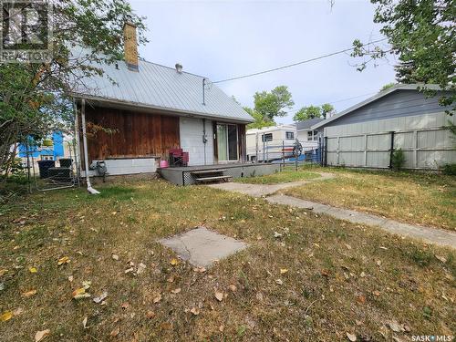 622 King Street, Weyburn, SK - Outdoor