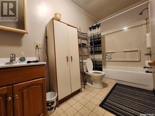 622 King Street, Weyburn, SK - Indoor Photo Showing Bathroom