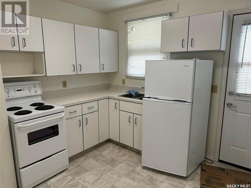 204 - 206 Main Street, Limerick, SK - Indoor Photo Showing Kitchen