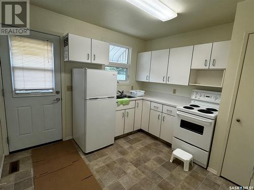 204 - 206 Main Street, Limerick, SK - Indoor Photo Showing Kitchen