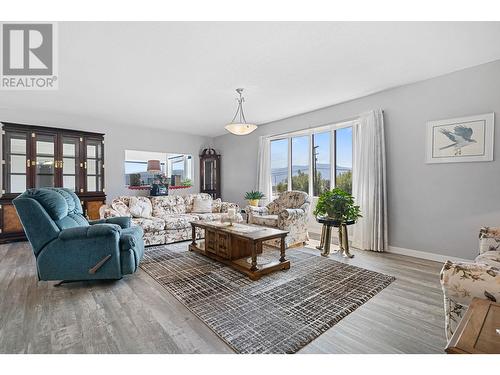 3795 Salloum Road, West Kelowna, BC - Indoor Photo Showing Living Room