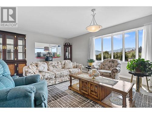 3795 Salloum Road, West Kelowna, BC - Indoor Photo Showing Living Room