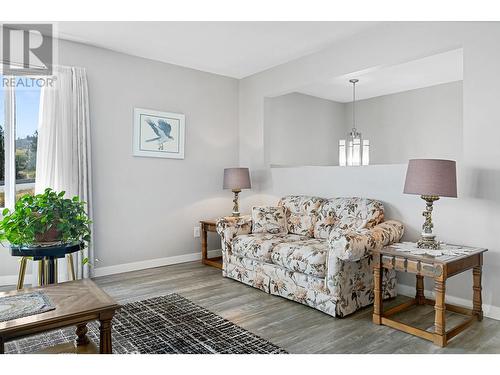 3795 Salloum Road, West Kelowna, BC - Indoor Photo Showing Living Room