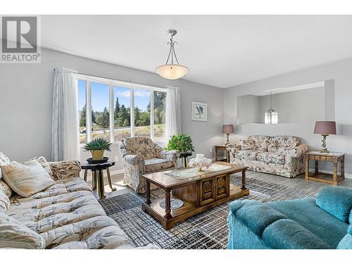 3795 Salloum Road, West Kelowna, BC - Indoor Photo Showing Living Room