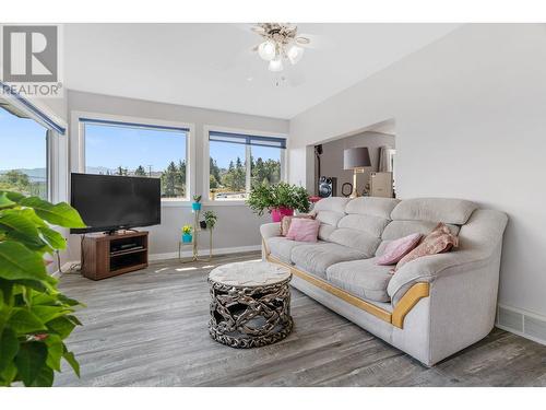 3795 Salloum Road, West Kelowna, BC - Indoor Photo Showing Living Room