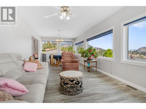 3795 Salloum Road, West Kelowna, BC - Indoor Photo Showing Living Room