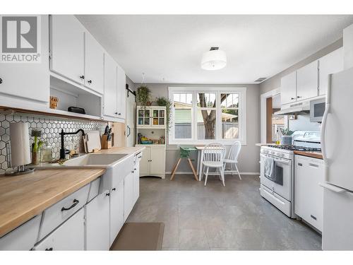 3205 26 Street, Vernon, BC - Indoor Photo Showing Kitchen