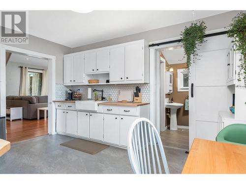 3205 26 Street, Vernon, BC - Indoor Photo Showing Kitchen