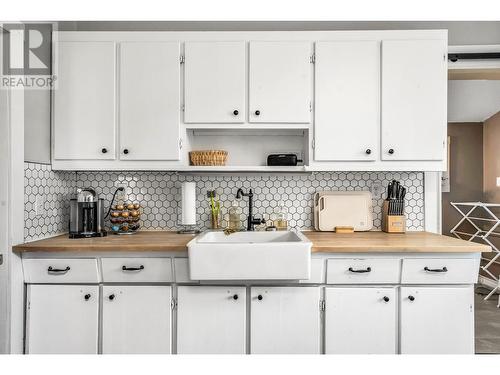 3205 26 Street, Vernon, BC - Indoor Photo Showing Kitchen