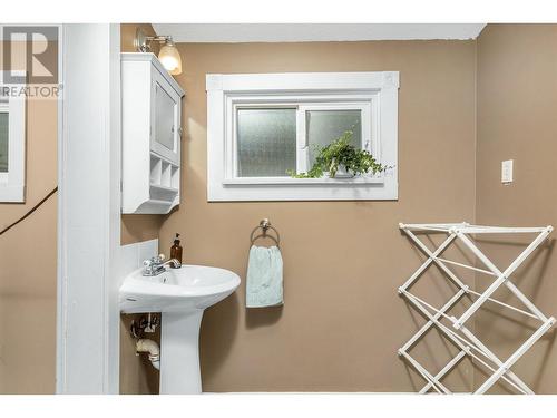 3205 26 Street, Vernon, BC - Indoor Photo Showing Bathroom