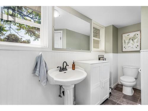 3205 26 Street, Vernon, BC - Indoor Photo Showing Bathroom