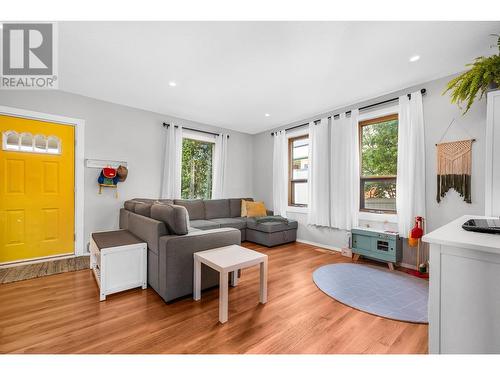 3205 26 Street, Vernon, BC - Indoor Photo Showing Living Room